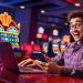 радостный игрок выигрывает на онлайн слотах